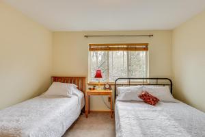 Ένα ή περισσότερα κρεβάτια σε δωμάτιο στο Hot Tub at Townhome on 8th Green in Redmond +18 φωτογραφίες