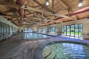 Πισίνα στο ή κοντά στο Hot Tub at Townhome on 8th Green in Redmond