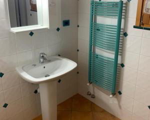 un baño con lavabo y espejo en Villa Focardo - Goelba, en Capoliveri