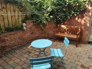 a table and chairs and a table and a bench at Modern 3-bed home in ideal location with 2 parking spaces in Belfast