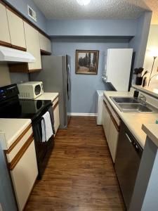 Η κουζίνα ή μικρή κουζίνα στο Vet School - Pools Full Kitchen Queen Bed