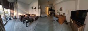 a living room with a couch and a television at Gästewohnung direkt an der Wallmauer in Neubrandenburg