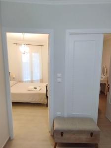 Giường trong phòng chung tại EAR - house Karia Lefkada