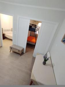 Giường trong phòng chung tại EAR - house Karia Lefkada +15 ảnh