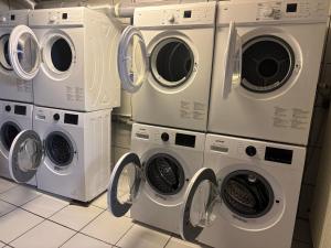 a group of washers and dryers in a laundry room at Case Five Aparthotel mit Parkplatz in Datteln