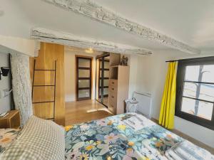 Ένα ή περισσότερα κρεβάτια σε δωμάτιο στο Toits Vieil Aix - Appartement de charme avec terrasse d'exception centre ville historique proche Cardeurs Et Mairie