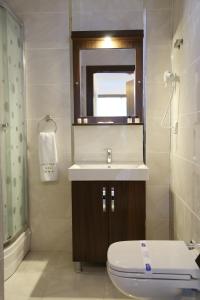La salle de bains est pourvue d'un lavabo et de toilettes. dans l'établissement Cebeci Grand Hotel, à Trabzon
