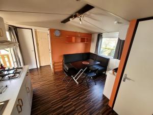 Mobil home Capbreton的厨房或小厨房