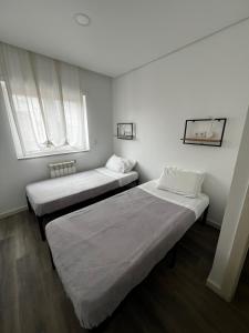 エシュポゼンデにあるThe Spot Ofirの窓のある小さな部屋にベッドが2つある