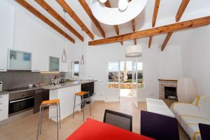 Una cocina y una sala de estar con mesa y sillas. en Ficula Vell Beachfront Villa with Private Pool, en Punta Grossa