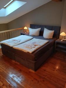 ein Bett in einem Zimmer mit zwei Kissen darauf in der Unterkunft FeWo "Ahoi" nahe Malchower See in Malchow