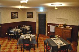 a restaurant with tables and chairs in a room at Hotel Palacio de los Vallados in Lastres