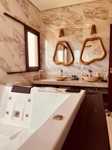 Bilik mandi di Triplex frente mar, com rooftop, piscina e jacuzzi!