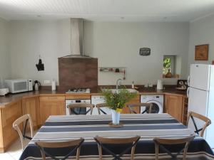 Kuchyň nebo kuchyňský kout v ubytování Maison familiale avec piscine à Salviac