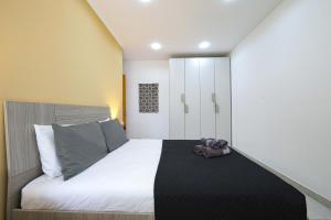 Postel nebo postele na pokoji v ubytování Spacious & Quietly Located 2BD Penthouse with Large Terrace & Distant Sea Views