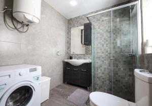 Koupelna v ubytování Spacious & Quietly Located 2BD Penthouse with Large Terrace & Distant Sea Views