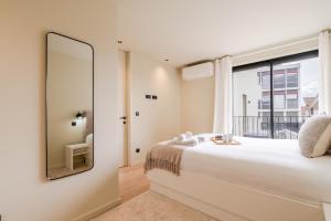 Ένα ή περισσότερα κρεβάτια σε δωμάτιο στο HostWise - Stylish Flat with Terrace & Garage