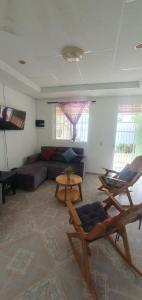 a living room with a couch and two chairs at Casa de descanso Cartagena-Turbaco in Turbaco