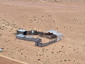 an aerial view of a compound in the desert at Sama Al Sharqiyah Camp in Al Wāşil