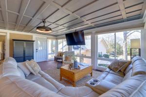 Televisyen dan/atau pusat hiburan di 3 Mi to Dtwn Greer Mountain-View Home!