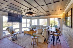 Ruang duduk di 3 Mi to Dtwn Greer Mountain-View Home!