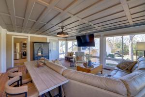 Televisyen dan/atau pusat hiburan di 3 Mi to Dtwn Greer Mountain-View Home!