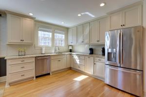 Dapur atau dapur kecil di 3 Mi to Dtwn Greer Mountain-View Home!
