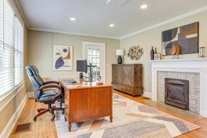 Ruang duduk di 3 Mi to Dtwn Greer Mountain-View Home!