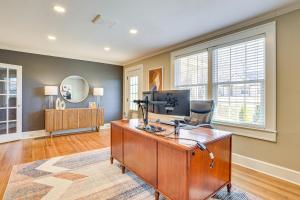 Televisyen dan/atau pusat hiburan di 3 Mi to Dtwn Greer Mountain-View Home!