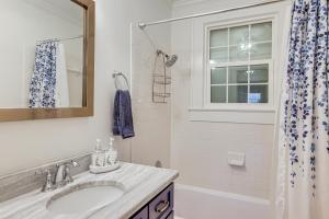 Bilik mandi di 3 Mi to Dtwn Greer Mountain-View Home!