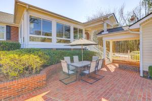 Taman di luar 3 Mi to Dtwn Greer Mountain-View Home!