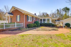 Taman di luar 3 Mi to Dtwn Greer Mountain-View Home!
