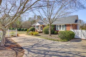 Taman di luar 3 Mi to Dtwn Greer Mountain-View Home!