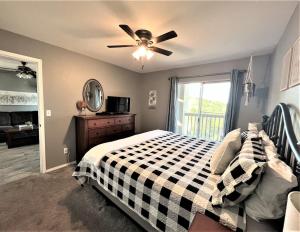 Postel nebo postele na pokoji v ubytování The Cove 39-3 By SDC, Big Deck, Pool, Hot Tub, Lake View, No Stairs + 111 fotografií