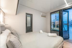 The Homeboat Company Sant'Elmo-Cagliari客房内的一张或多张床位