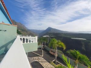 uitzicht op de bergen vanaf het balkon van een huis bij Vista Hermosa 2 in La Esquinita