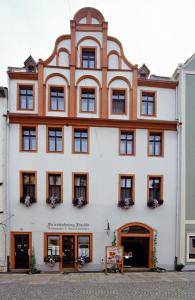 a large white building with brown trim at Ferienwohnungen Familie Jäschke in Görlitz