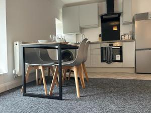 Η κουζίνα ή μικρή κουζίνα στο Linen Loft Apartments, Olympia Arcade, High Street, Kirkcaldy, KY1 1QF