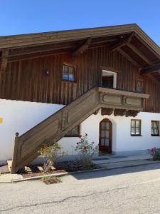 eine Holztreppe an der Seite eines Gebäudes in der Unterkunft Ferienwohnung für 4 Personen ca 50 m in Hauzenberg-Raßreuth, Bayern Bayerischer Wald in Hauzenberg