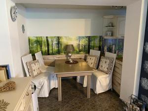 a dining room with a table and chairs at Große Helle Wohnung am Wald in Bad Saarow Nahe Grünheide und Berlin Souterrain in Bad Saarow