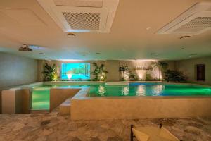 a swimming pool in a hotel with a large swimming pool at Maison de Onu Gwangju Cheomdan in Gwangju