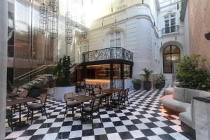ブエノスアイレスにあるRecoleta Grand, Buenos Aires, a Tribute Portfolio Hotelのチェッカーフロアのロビー(テーブル、椅子付)