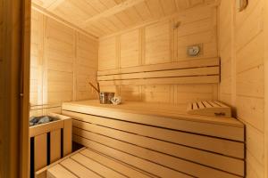 una sauna de madera con un banco en una cabaña en Pure Alpine Suites, en Schladming 48 fotos más