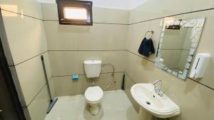 une petite salle de bain avec toilettes et lavabo dans l'établissement Comfy Homes- Fully Furnished Independent Floor, à Amritsar 39 autres photos