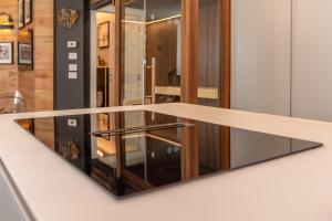 una mesa con encimera de cristal en una habitación en Casa Te Volto, en Moena