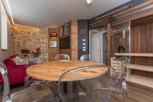 Un comedor con mesa y sillas de madera. en Casa Te Volto, en Moena 38 fotos más