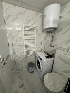 Koupelna v ubytování Apartman CRYSTAL Vrnjačka Banja + 11 fotografií