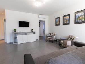 TV a/nebo společenská místnost v ubytování Iside - Private garage - 15 minutes to Como