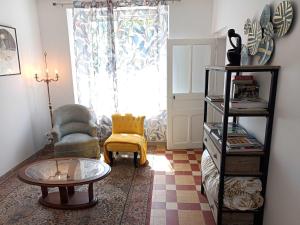 a living room with a coffee table and a chair at Gîte rénové avec piscine dans le Gâtinais - FR-1-590-564 in Chantecoq