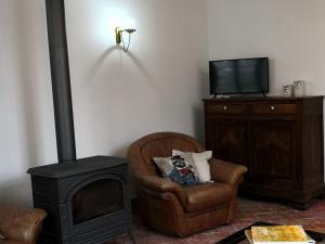 O zonă de relaxare la Domaine de l'Île: Maison historique avec piscine et Wi-Fi - FR-1-586-57